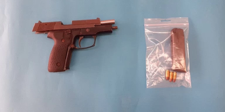 Οπλο με γεμιστήρα βρήκε στα Εξάρχεια η αστυνομία – Προχώρησε σε οκτώ συλλήψεις